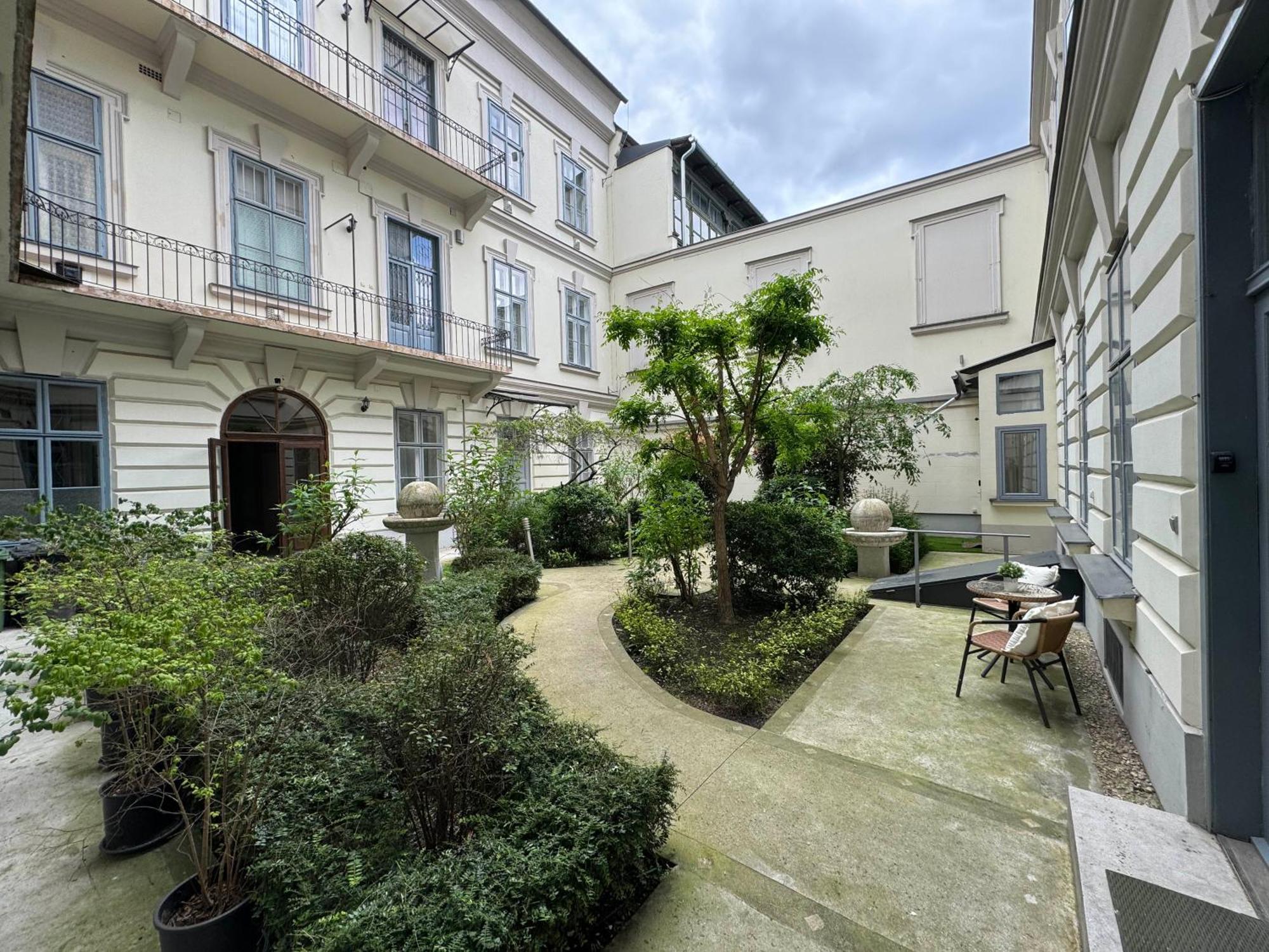 Hidden Gem With Terrace On The Andrassy Fashion Road Apartment Budapest Exterior photo
